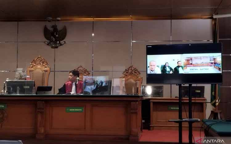 Hakim Agung nonaktif Sudrajad Dimyati mengikuti sidang vonis secara daring yang digelar di Pengadilan Negeri Bandung, Kota Bandung, Jawa Barat, Selasa (30/5/2023). ANTARA/Bagus Ahmad Rizaldi