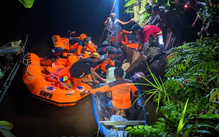 Tim gabungan saat evakuasi korban tenggelam di Desa Batuah, Kecamatan Basarang, Kabupaten Kapuas, Rabu, 31 Mei 2023 dinihari. (FOTO: BPBD KAPUAS)