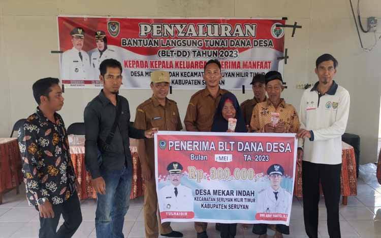 Serahkan BLT-DD, Ini Harapan Camat Seruyan Hilir Timur