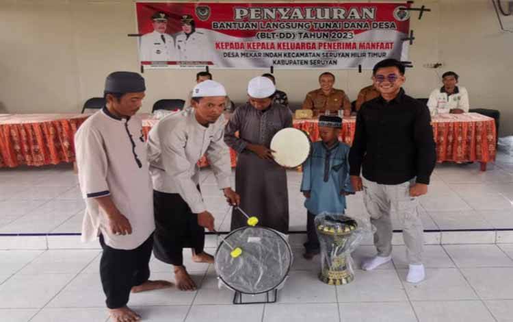 Ketua DPD KNPI Seruyan, Zulkipli Khaidir menyerahkan bantuan peralatan untuk kelompok kesenian hadrah di Desa Mekar Indah, Kecamatan Seruyan Hilir Timur (Foto : Ist)