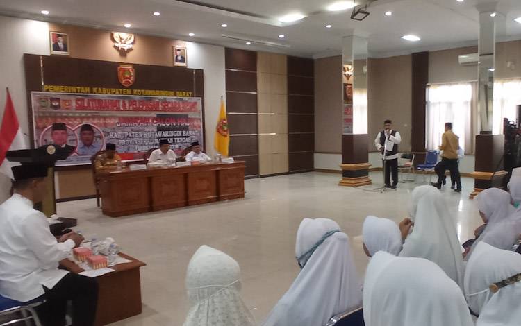 Pelepasan Jamaah Calon Haji oleh Pj. Bupati Kobar Budi Santosa, Rabu, 31 Mei 2023