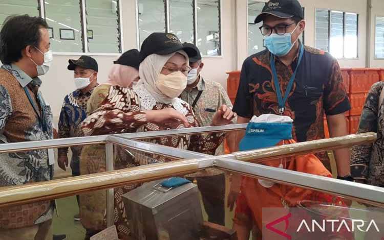 Menteri Ketenagakerjaan (Menaker) RI Ida Fauziyah mengunjungi tempat produksi (brak) rokok di Desa Karangbener, Kecamatan Bae, Kabupaten Kudus, Jawa Tengah, Rabu (31/5/2023). (FOTOANTARA/Akhmad Nazaruddin Lathif)