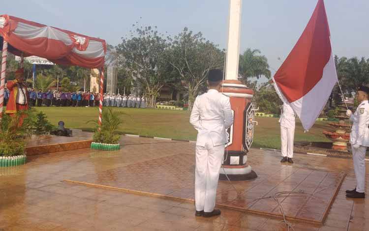 Bupati Kotawaringin Timur Halikinnor memimpin upacara dalam rangka memperingati hari lahir Pancasila, Kamis, 1 Juni 2023. (FOTO: DEWIP)?