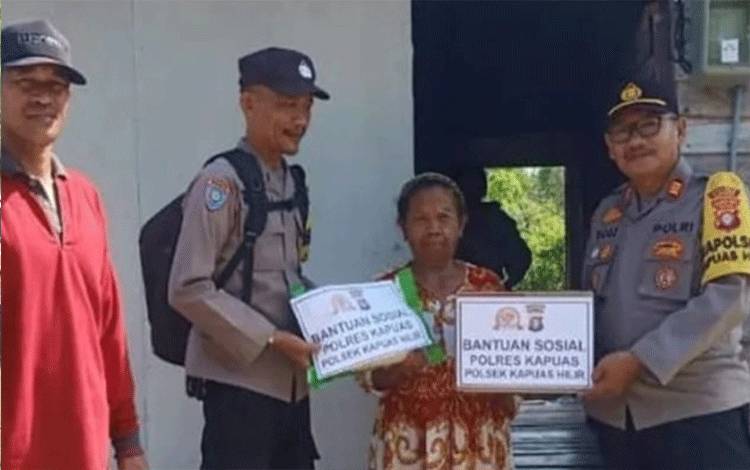 Polsek Kapuas Hilir Beri Bantuan Sembako Kepada Warga di Bakungin