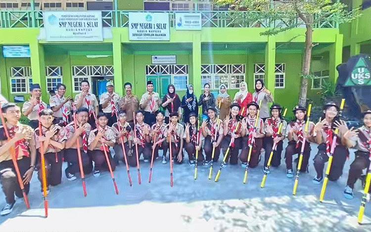 Kepala Kwarcab Pramuka Kapuas, Suwarno Muriyat bersama anggota pramuka dilepas ikuti Lomba Tingkat IV. (FOTO:IST)