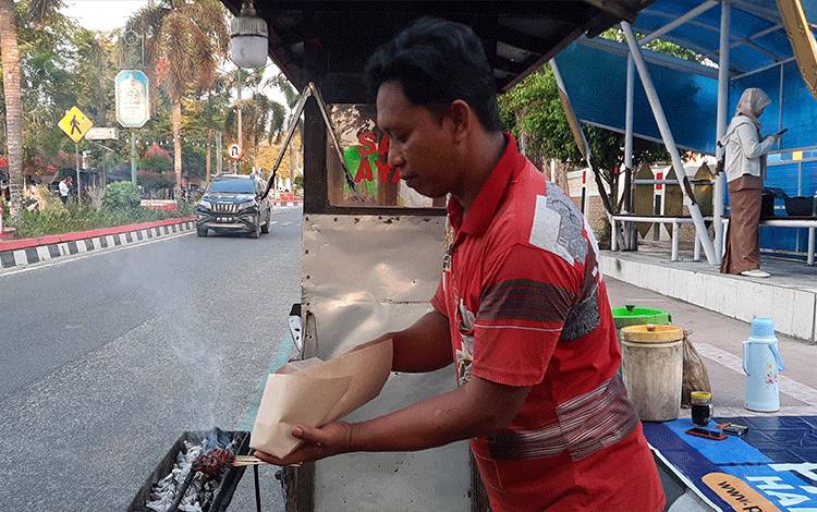 Penjual Sate Terpaksa Naikan Harga Imbas Daging Ayam Rp 55 Ribu Per Kilogram di Pangkalan Bun