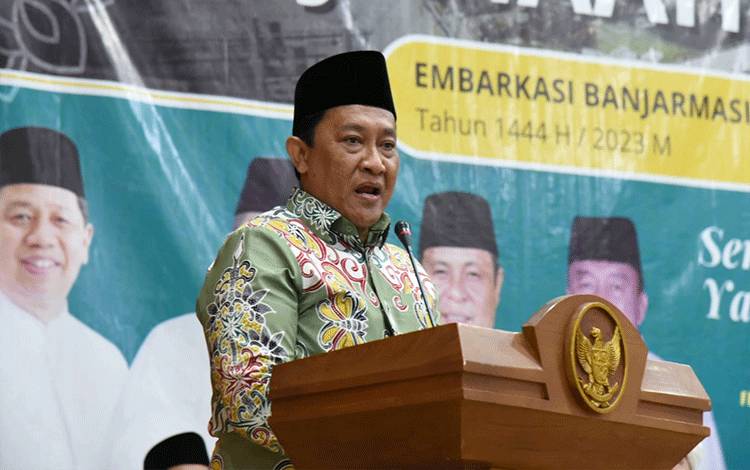 Wagub Kalteng Edy Pratowo menyampaikan sambutan saat Melepas Jamaah Haji Kalteng Kloter 3 Embarkasi Banjarmasin Tahun 1444 H/2023 M. (FOTO: IST)