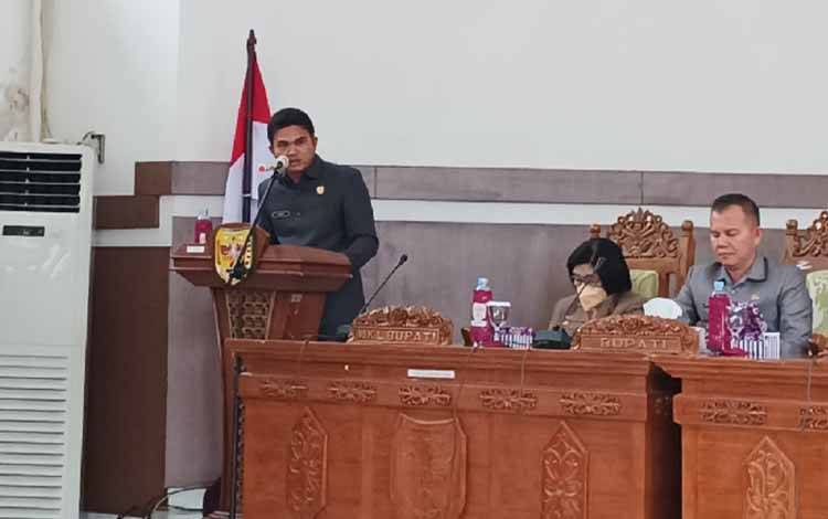 Wakil Katua DPRD Gunung Mas Binartha saat mengikuti rapat paripurna. (FOTO: IST)