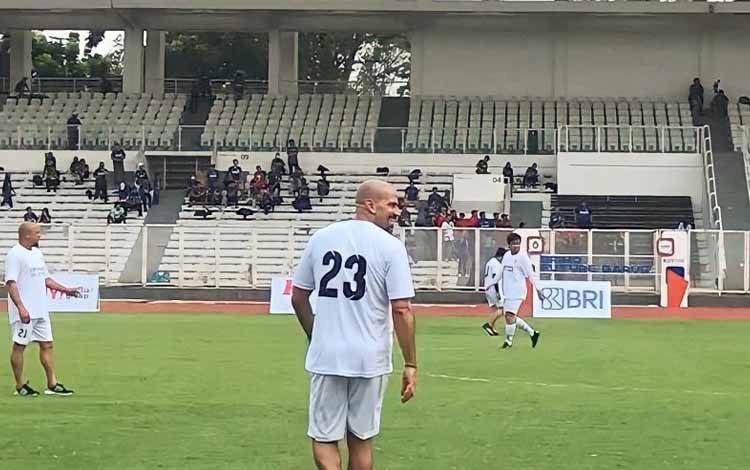 Veron Nikmati Bermain Sepak Bola Tanpa Alas Kaki di Stadion Madya GBK