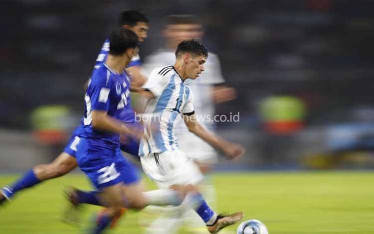 Pemain Argentina Brian Aguirre saat beraksi melawan Uzbekistan di pertandingan Grup A Piala Dunia U-20 di Estadio Unico Madre de Ciudades, Santiago del Estero, Argentina, 20 Mei 2023. Foto REUTERS/Agustin Marcarian