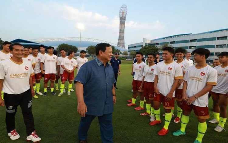 Penggagas akademi Garudayaksa dan Menteri Pertahanan Republik Indonesia (RI) Prabowo Subianto mengunjungi para pemain Garudayaksa-Persib di Aspire Academy, Qatar, Rabu, (31/5/2023). ANTARA/HO/Garudayaksa