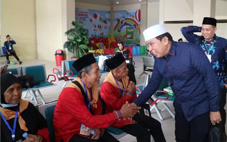 Sekretaris Daerah Kabupaten Kotawaringin Timur Fajrurrahman berinteraksi dengan jemaah calon haji di Terminal Bandara H Asan Sampit, Jumat-? 2 Juni 2023. (FOTO: DISKOMINFO)?