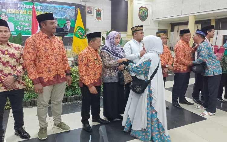 Wakil Bupati Barito Timur Lepas Keberangkatan 139 Jemaah Calon Haji