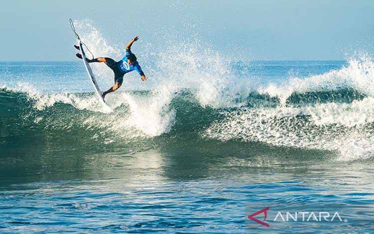 Rio Waida Pimpin Heat untuk Maju ke Putaran Ketiga ISA World Surfing