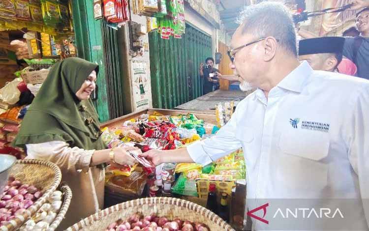 Mendag Berbagi dengan Masyarakat di Pasar Besar Palangka Raya