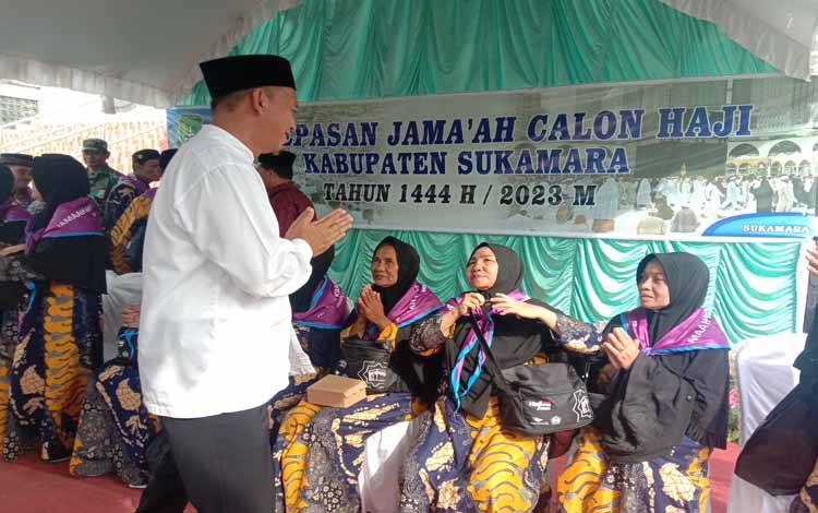 Bupati Sukamara, Windu Subagio bersalaman dengan jamah calon haji yang akan berangkat ke tanah suci Mekkah, Sabtu, 3 Juni 2023. (FOTO : NORHASANAH)