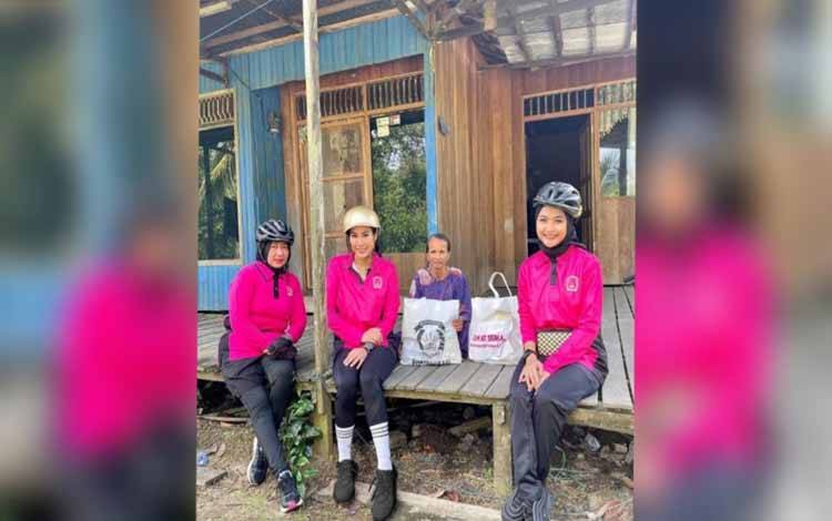 Bhayangkari Cabang Kapuas Lakukan Aksi Sosial Berbagi Kepada Warga