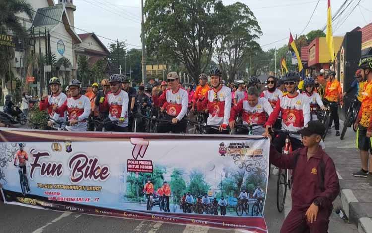 Ratusan Peserta Ikuti Fun Bike Peringatan Hari Bhayangkara ke 77 yang Digelar Polres Kobar