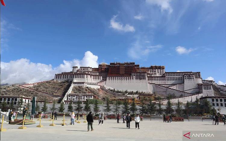 Merambah Singgasana Dalai Lama Lewat Pintu Belakang Potala