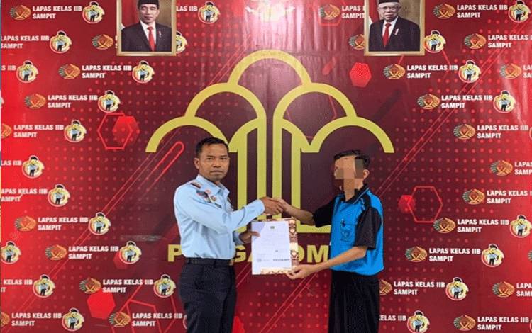 Seorang Warga Binaan Lapas Sampit Terima Remisi Hari Raya Waisak
