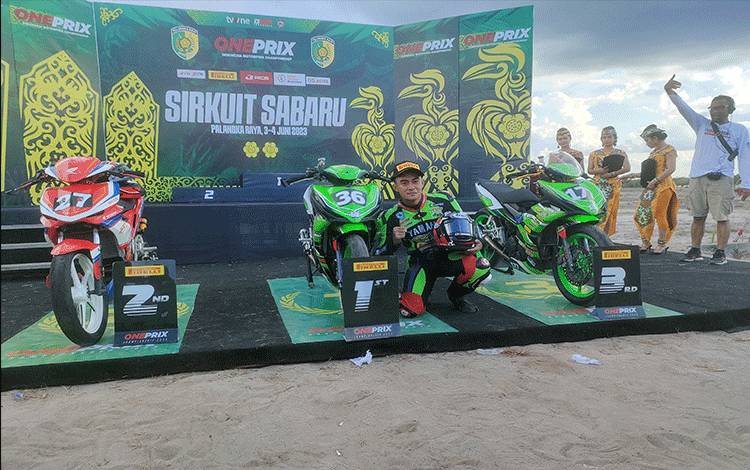 Pembalap Asr Kkp Ipone Racetech Pirelli Rcb Proliner Kayaba Kendari M Faerozi saat berfoto dengan kendaraannya (FOTO : PATHUR)