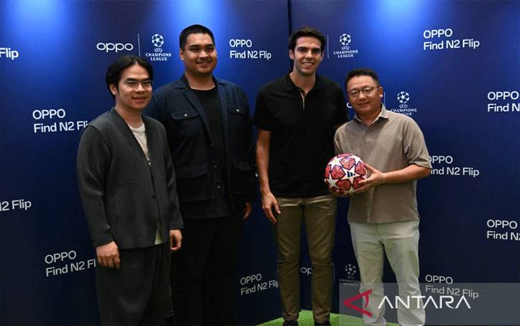 Chief Marketing Officer OPPO Indonesia Patrick Owen, Menteri Pemuda dan Olahraga Dito Ariotedjo, Kaka, dan Chief Executive Officer OPPO Indonesia Jim Zhang (dari kiri ke kanan) berfoto bersama sebelum acara meet and greet dengan Kaka di Plaza Indonesia, Jakarta, Sabtu (3/6/2023). (ANTARA/HO/OPPO Indonesia)
