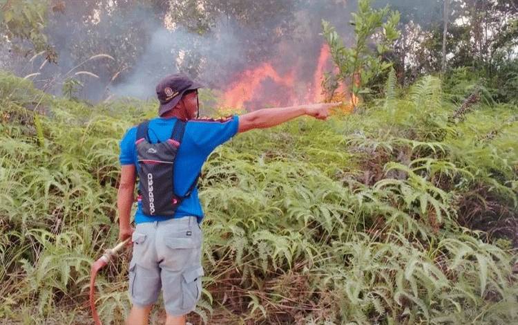 Gara-Gara Bakar Sampah, Dua Hektar Semak Belukar Hangus Terbakar