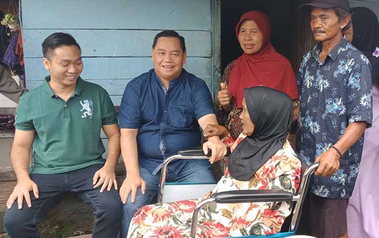 Bupati Kotim Berikan Bantuan Kursi Roda untuk Warga