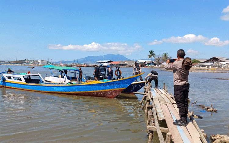 Polisi Evakuasi Penumpang Perahu yang Dihantam Ombak