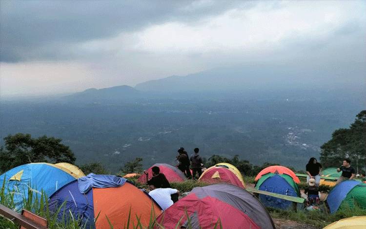 Warga Nikmati Temiangan Hill wisata "Negeri di Atas Awan"