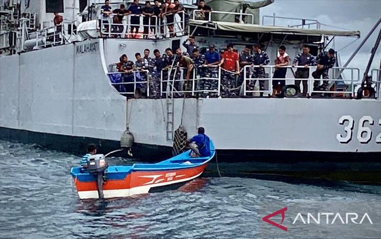 KRI Malahayati Selamatkan Warga yang Kapalnya Rusak Saat Patroli