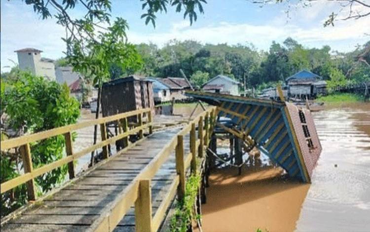 Dermaga rusak di Desa Mantangai Tengah, Kecamatan Mantangai karena puting beliung. (FOTO: BPBD KAPUAS)