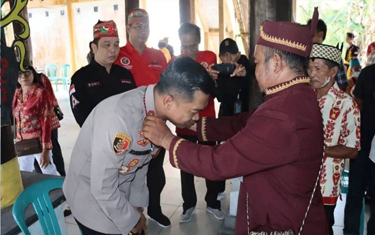 Kapolres Kapuas Warga Kehormatan Adat Dayak