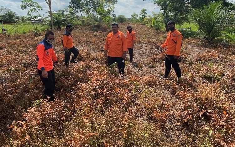 Tim saat melihat kondisi lahan yang sudah dilakukan pembersihan dan berpotensi terjadinya karhutla. (FOTO: IST)