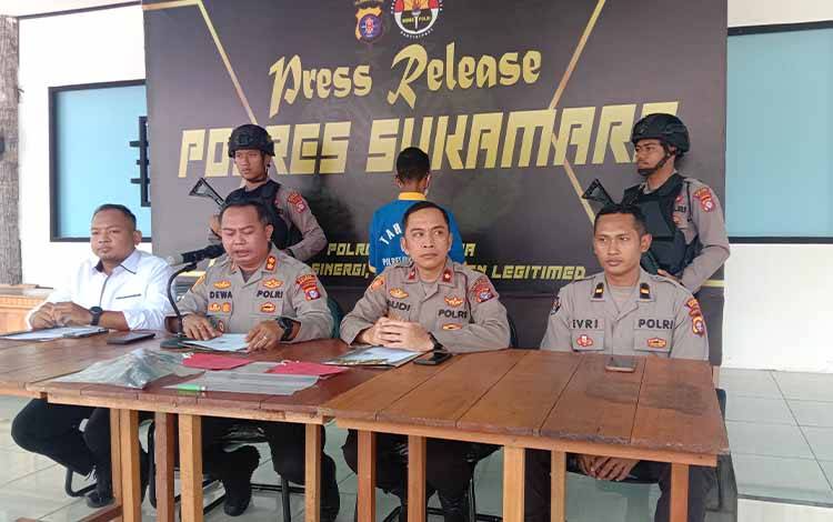Terbatas Sarana Prasarana, Tim Polres Sukamara Padamkan Kebakaran Dengan Cara Manual?