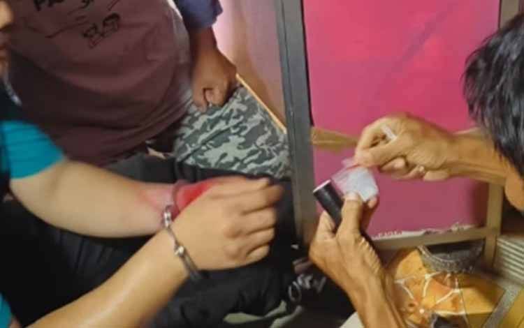Simpan Sabu Dalam Lemari Pakaian, Pemuda ini Diborgol Polisi