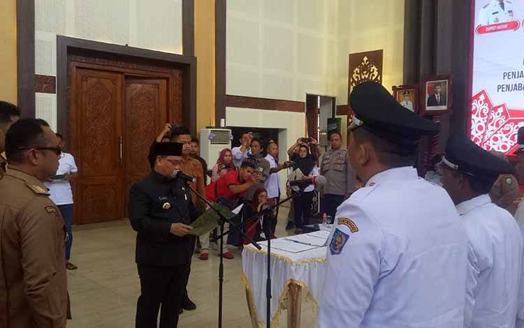 upati Kotim Halikinnor saat melantik 3 Pj Kepala Desa di Aula Rumah Jabatan Bupati Jalan A. Yani pada Senin, 5 Juni 2023. (FOTO: NISA)