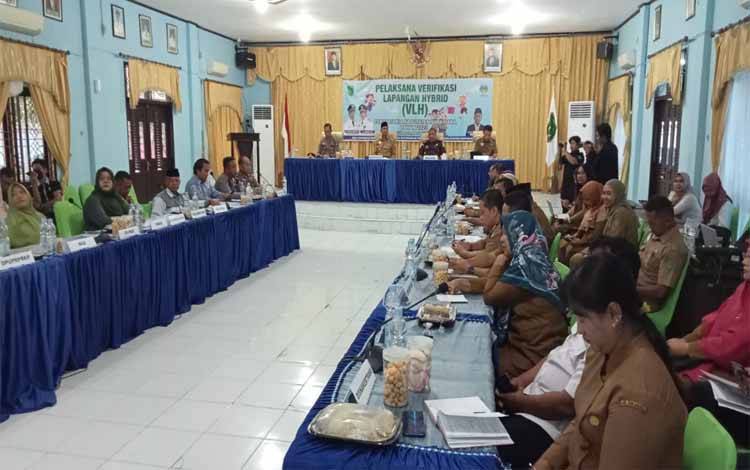 Pembukaan kegiatan Verifikasi Lapangan Secara Hybrid (VLH) Evaluasi Kabupaten Layak Anak (KLA) tahun 2023 di aula Bappeda Sukamara, Selasa, 6 Juli 2023. (FOTO:NORHASANAH)