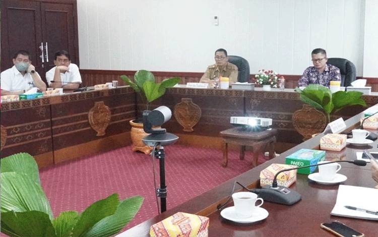 Pemprov Kalteng saat mengikuti Rapat Koordinasi Pengendalian Inflasi Tahun 2023 bersama Menteri Dalam Negeri Republik Indonesia secara virtual dari Ruang Rapat Bajakah, Kantor Gubernur Kalteng, Selasa 6 Juni 2023. (FOTO: IST)