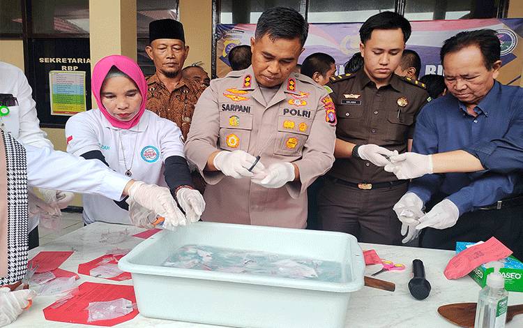 Polres Kotim Musnahkan Puluhan Gram Narkoba dan Ratusan Butir Zenith