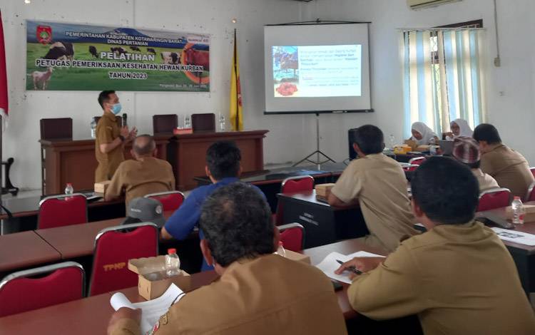 Pelatihan perugas pemeriksaan hewan kurban yang telah dilakukan oleh DPKH Kobar jelang Idul Adha 1444 H