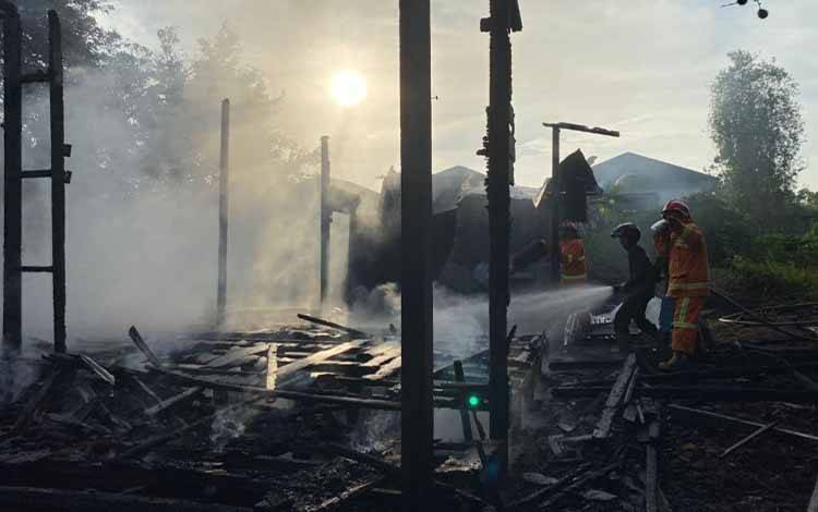 Diduga Korsleting Listrik, Bangunan Rumah Kosong Hangus Terbakar
