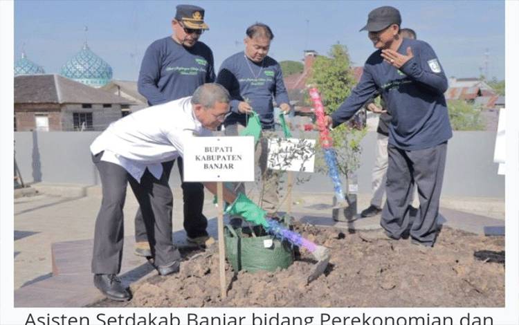 Asisten Setdakab Banjar Bidang Perekonomian dan Pembangunan Ikhwansyah mewakili Bupati Banjar Saidi Mansyur menanam pohon seperti kurma, zaitun hingga delima pada peringatan hari Lingkungan Hidup Sedunia 2023 di Martapura, Rabu (7/6/2023). (ANTARA/HO-Kominfo Kabupaten Banjar)