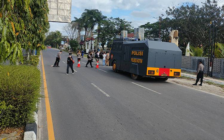Polres Kotim Terjunkan Ratusan Personel Kawal Aksi Pasukan Merah di Sampit