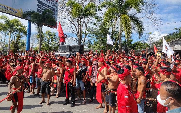 Pasukan Merah Ancam Tutup Akses Jalan Sampit Jika Tuntutan Tidak Dipenuhi
