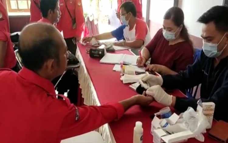 Tunjang Pelaksanaan Tugas di Lapangan, Anggota Manggala Agni Kapuas Jalani Pemeriksaan Kesehatan
