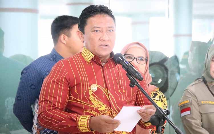 ?Wagub Kalteng Edy Pratowo sampaikan sambutan saat pemberangkatan Kontingen Pekan Nasional (Penas) Petani Nelayan Kalteng ke XVI Tahun 2023. (FOTO: IST)