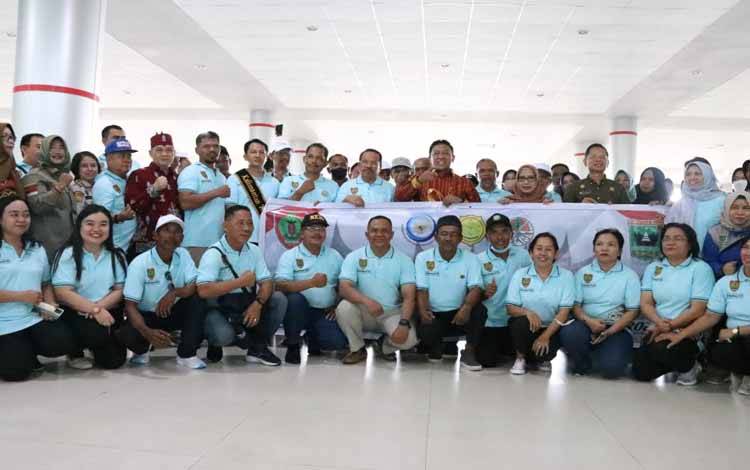 Foto bersama saat pemberangkatan Kontingen Penas Petani Nelayan XVI di Bandara Tjilik riwut Palangka Raya, Kamis 8 Juni 2023. (FOTO: IST)