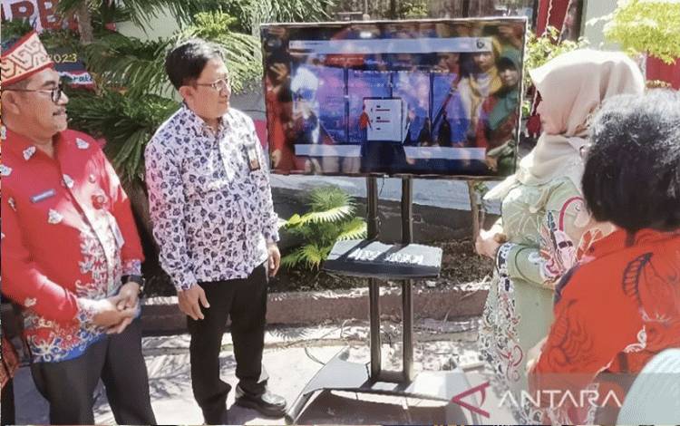 Wakil Bupati Irawati meluncurkan aplikasi E-Layanan PBB saat acara Pekan Panutan Pajak Bumi dan Bangunan Perkotaan dan Perdesaan (PBB-P2) di halaman Kantor Bapenda Kotawaringin Timur, Kalimantan Tengah, Kamis (8/6/2023). ANTARA/Norjani