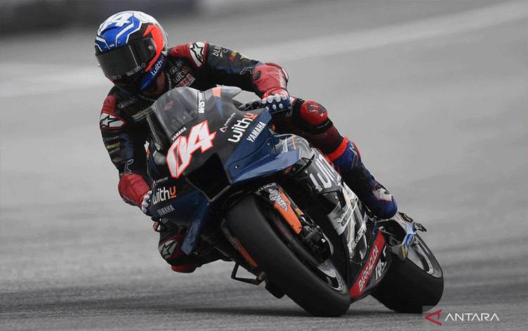Pebalap Andrea Dovizioso (WithU Yamaha RNF) melaju saat sesi latihan bebas di MotoGP Austria yang digelar di Spielberg, 20 Agustus 2022. (ANTARA/AFP/VLADIMIR SIMICEK)